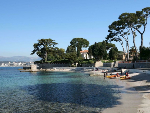 plage-des-ondes-sur-le-cap-d-antibes-9-1712070697.jpg